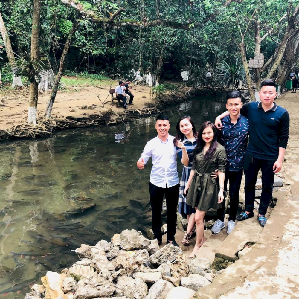 Suối cá thần Cẩm Lương là điểm check in của nhiều bạn trẻ